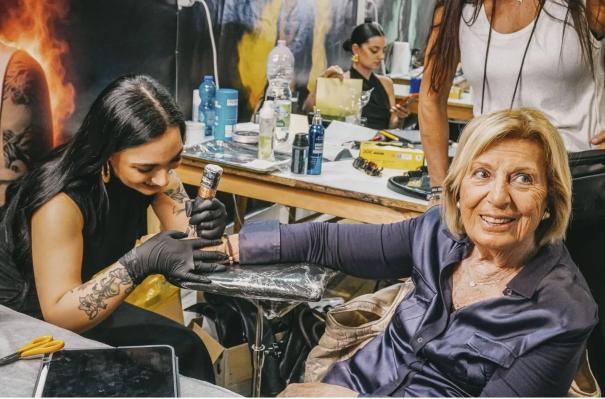 Adriana Poli Bortone a 82 anni si tatua &laquo;MSI&raquo;: il gesto nostalgico della sindaca di Lecce al Tattoo Fest
