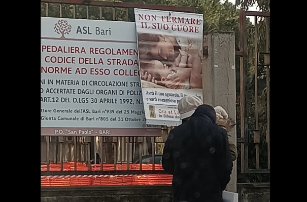 Bari, al San Paolo spuntano i cartelli contro l&rsquo;aborto. Il centro Ivg della Asl: &laquo;Adesso temiamo le aggressioni&raquo;