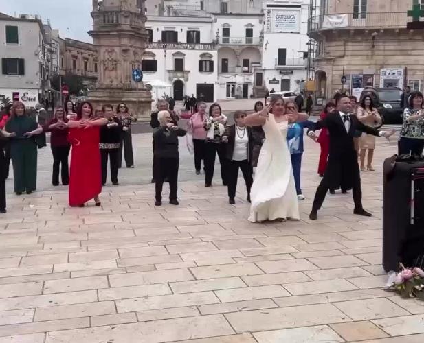 A Ostuni il matrimonio diventa un flash mob: il ballo virale in piazza sulle note di Sal Da Vinci VIDEO
