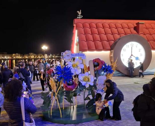 Bari, tutti pazzi per la MulinoSveglia gigante che conquista famiglie e bambini VIDEO