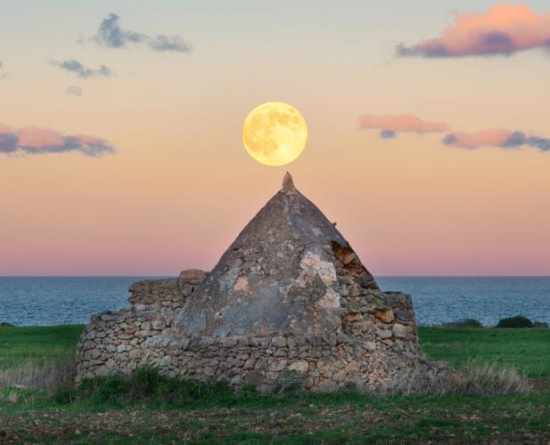 La Luna del Castoro incanta la Puglia: gli scatti mozzafiato da Castel del Monte a Polignano