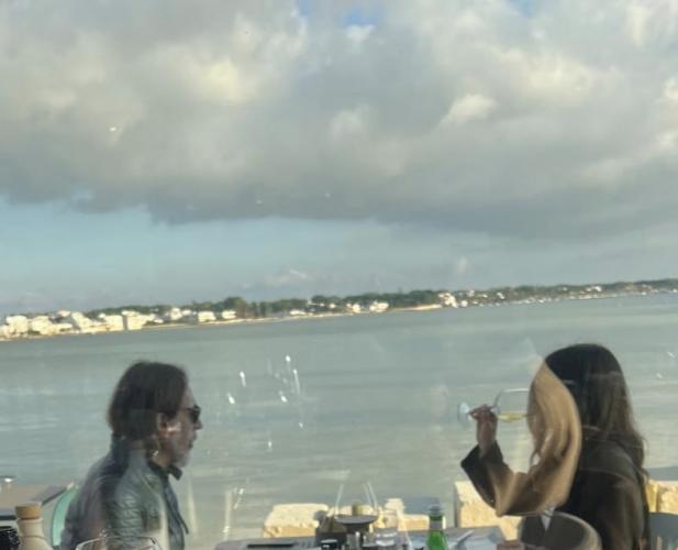 Manuel Agnelli a Porto Cesareo: il cantautore tra mare, crudo e un compleanno speciale FOTO