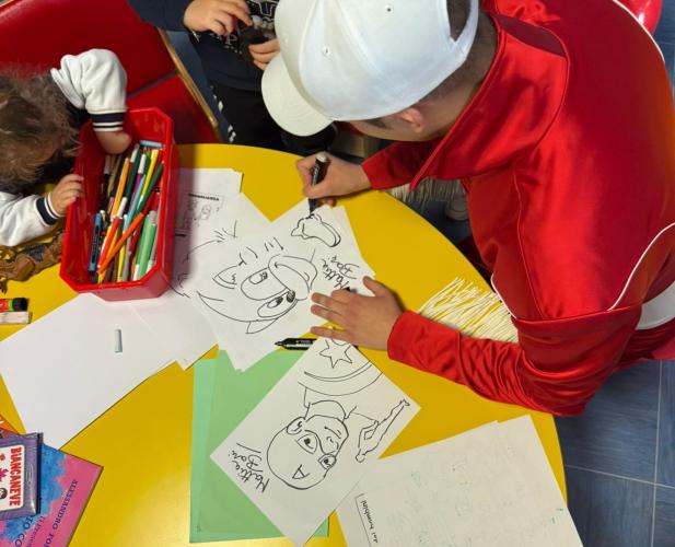 Taranto, colori e sorrisi in corsia: l&rsquo;artista pop Mattia Bari incontra i bimbi del Santissima Annunziata