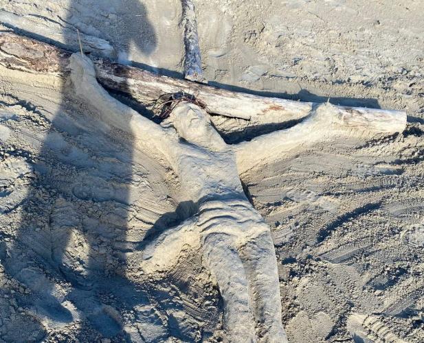 Dalla furia delle mareggiate del Salento nasce l&rsquo;arte: a Gallipoli un Cristo emerge dalla sabbia
