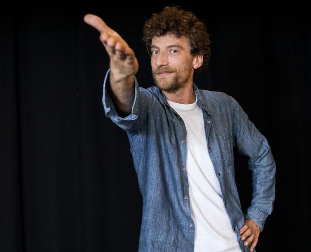 &laquo;Dante e tv, ma al teatro non rinuncio&raquo;: Maurizio Lastrico a Taranto tra endecasillabi e vita quotidiana