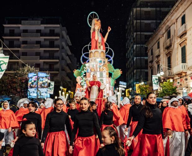 Il Carnevale di Putignano fa il bis di pubblico: 35mila persone alla seconda giornata FOTO