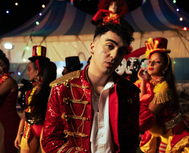 Il salentino Welo firma &laquo;Emigrato (Italiano)&raquo;, jingle ufficiale di Sanremo 2026: virale l'esibizione a Lecce davanti a Santa Croce