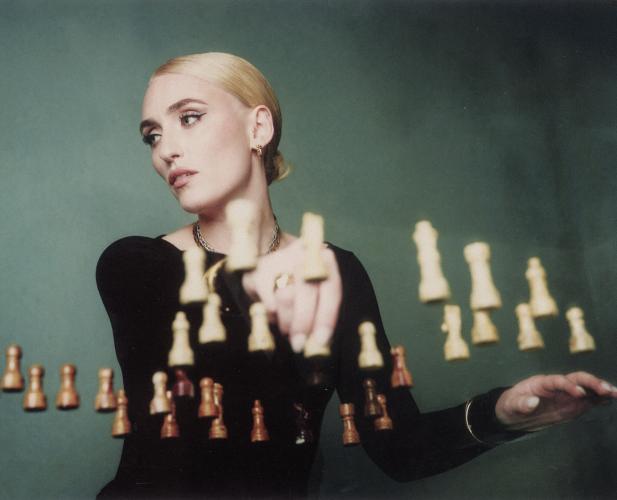 &laquo;Il tempo passa, ma bisogna abitarlo al meglio&raquo;: Mara Sattei arriva a Sanremo con un nuovo disco e tanta consapevolezza