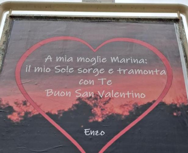 Bari, in via Capruzzi la sorpresa di un marito: un messaggio per San Valentino su tutti i cartelloni pubblicitari