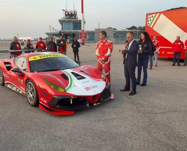 Una Ferrari a 285 km/h sulla pista del Gino Lisa: Peruggini accende i motori nella sua Foggia