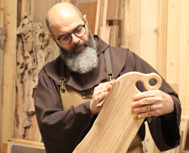 Giovanni, il &laquo;fralegname&raquo; nella bottega di spiritualit&agrave;: a Castellana il laboratorio dove il legno diventa arte