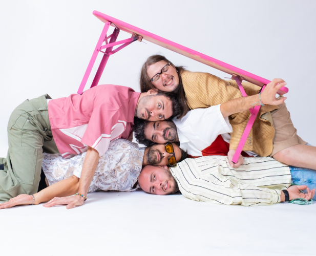 &laquo;Sotto la panca&raquo;, Le Canzoni Giuste tornano con il loro &laquo;pop schizofrenico&raquo;: un invito alla&nbsp;libert&agrave; creativa