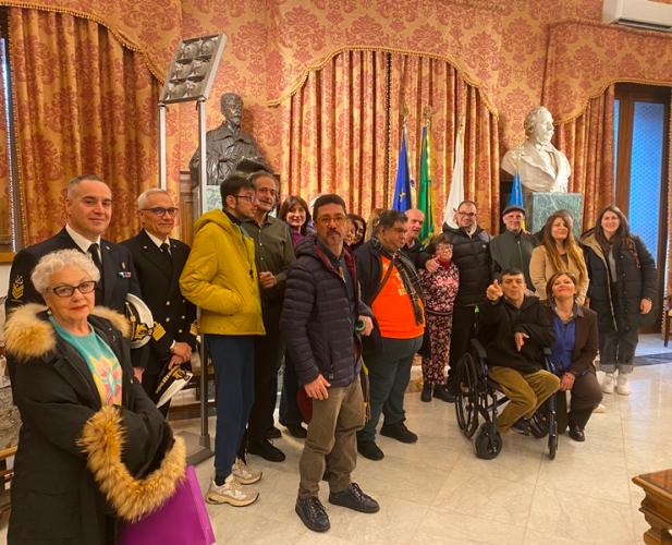 &laquo;Una panchina per tutti&raquo;: a Bari l&rsquo;arte dei ragazzi del centro Karol Wojtyla trasforma il lungomare in un simbolo di inclusione