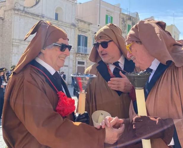 Il maestro Riccardo Muti vestito da confratello alla processione dei Misteri di Molfetta
