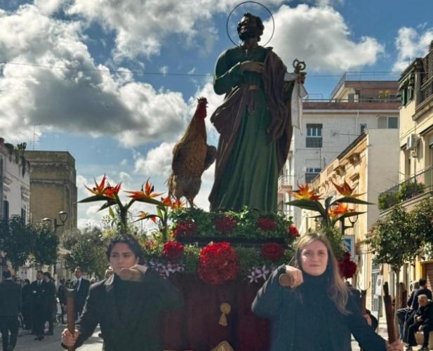 Due donne portatrici di una statua dei Misteri a Valenzano
