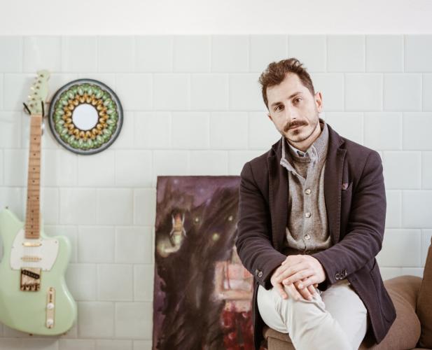 &laquo;Monografia&raquo;: Mela Indie firma un esordio viscerale e fuori dal tempo tra confessione, poesia e arrangiamenti d&rsquo;autore