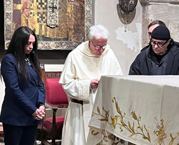 Bari, nella Basilica di San Nicola una messa per Enrica Bonaccorti: anche la figlia Verdiana e Renato Zero in preghiera VIDEO