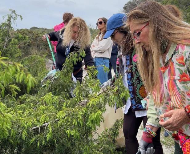 Giornata della Costa, Romina Power ripulisce la spiaggia di Melendugno con le associazioni
