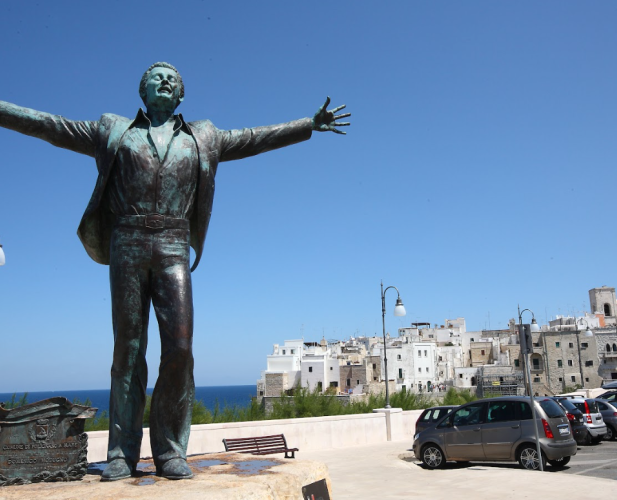 Polignano a Mare celebra Domenico Modugno: tre giorni tra musica, cinema e memoria per diventare capitale della canzone d&rsquo;autore