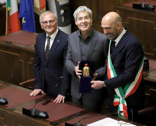 Bari omaggia Claudio Baglioni con la sacra Manna di San Nicola: &laquo;Grazie per quell'indimenticabile concerto tra le macerie del Petruzzelli&raquo;