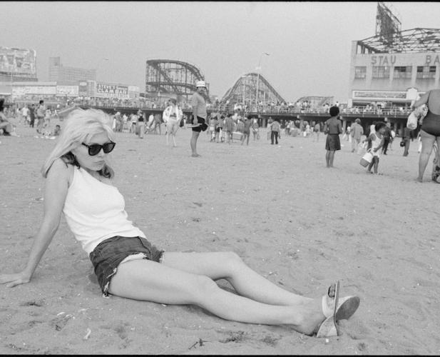 Al Medimex 2026 Taranto celebra i 50 anni del punk: le foto dei Ramones di Roberta Bayley e il projection mapping sulla facciata del Castello