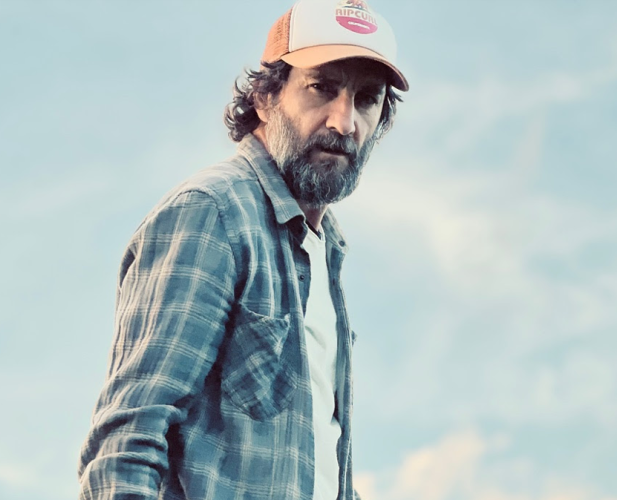 Emanuele Colandrea porta in Puglia il &laquo;DUE Tour&raquo;: concerti a Taranto e Melpignano per il nuovo viaggio sonoro del cantautore