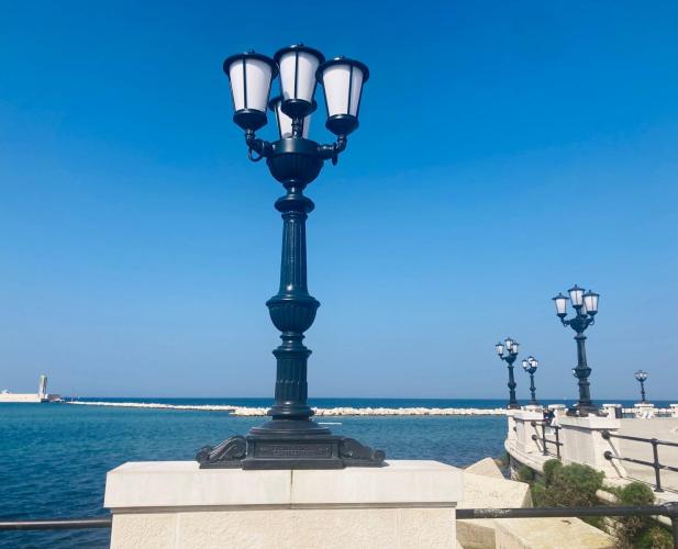 Bari, due restauratrici stanno dando nuova vita ai candelabri sul Lungomare: ricollocati i primi elementi