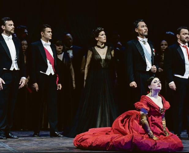 L&rsquo;amore si accende e si consuma: La &laquo;Traviata&raquo; torna al Petruzzelli di Bari