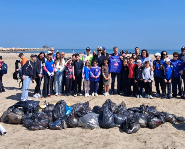 Barletta, tra le dune c'&egrave; il primo nido di fratini. E a Levante 200 volontari ripuliscono la spiaggia