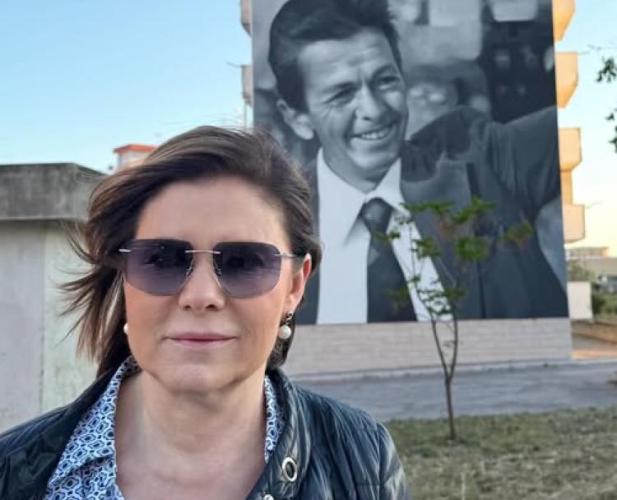 Manfredonia, Bianca Berlinguer posa davanti al murale dedicato al padre Enrico: &laquo;Grazie&raquo;