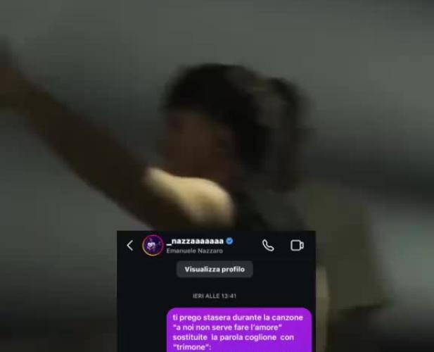 Olly chiude a Bari il tour nei palazzetti e sul palco cambia il verso di una sua canzone con &laquo;Tri***e&raquo;