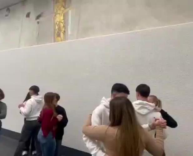 Da Galatina a Vienna, gli studenti salentini ballano la pizzica nel Palazzo della Secessione: il video del flashmob
