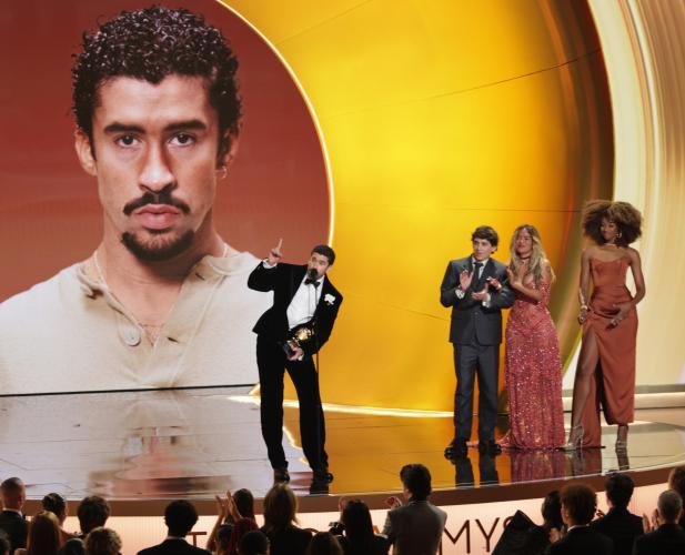 Ai Grammy Bad Bunny contro l'Ice: 'Non siamo animali'