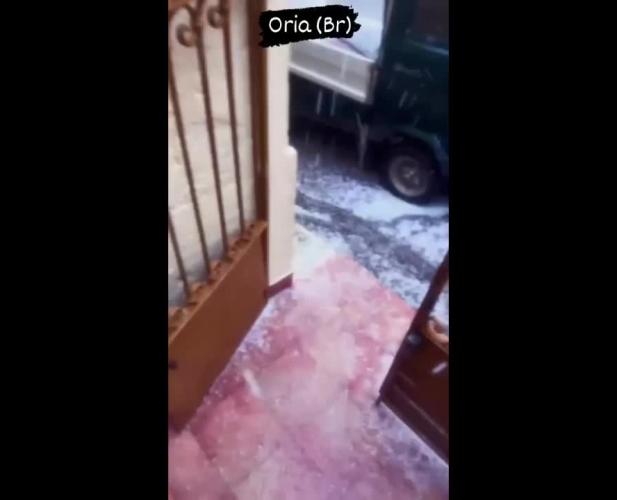 Grandinata improvvisa a Oria: strade imbiancate dai chicchi di ghiaccio VIDEO