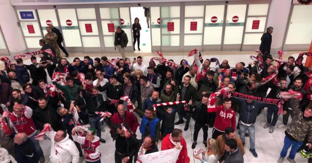 Bari in Serie C, i tifosi accolgono i galletti in aeroporto