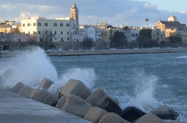 Allerta meteo arancione in Puglia: forti venti di burrasca e possibili mareggiate lungo le coste esposte Allerta meteo arancione in Puglia: forti venti di burrasca e possibili mareggiate lungo le coste esposte