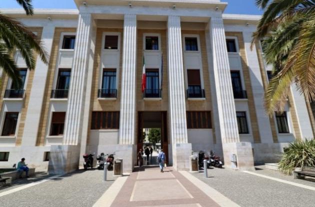 Tragedia a Bari, bimbo di 6 anni precipita dal sesto piano al San Paolo: è in fin di vita al Policlinico Tragedia a Bari, bimbo di 6 anni precipita dal sesto piano al San Paolo: è in fin di vita al Policlinico