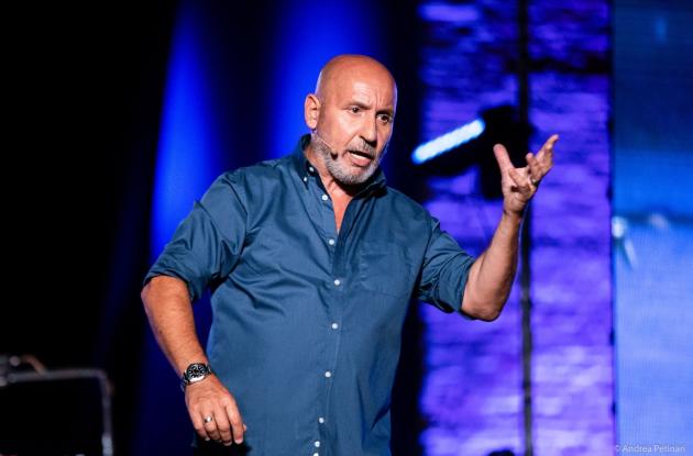 «Io non faccio ridere... è la vita che fa ridere da sola, e io la racconto»: Maurizio Battista mattatore a Lecce, doppia data al Teatro Apollo