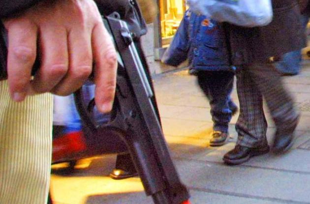 Salento, a 13 anni va a scuola con una pistola giocattolo: denunciato il padre per porto abusivo d'armi