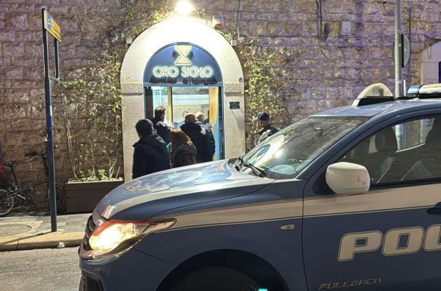 Bitonto, rapina in una gioielleria: titolari picchiati e costretti ad aprire la cassaforte a colpi di pistola e martello FOTO/VIDEO