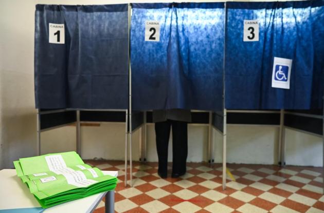 Urne aperte per il referendum sulla giustizia dalle 7 alle 23, ecco come si vota. C'è tempo anche domani fino alle 15 Urne aperte per il referendum sulla giustizia dalle 7 alle 23, ecco come si vota. C'è tempo anche domani fino alle 15