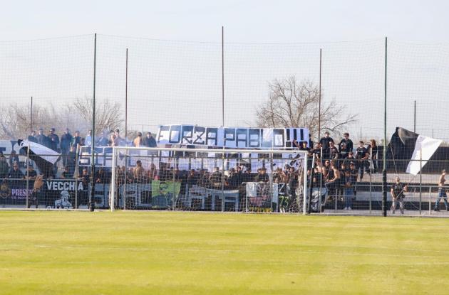 Scontri tra tifosi durante match di promozione a Squinzano: 18enne ferito alla testa da una pietra Scontri tra tifosi durante match di promozione a Squinzano: 18enne ferito alla testa da una pietra