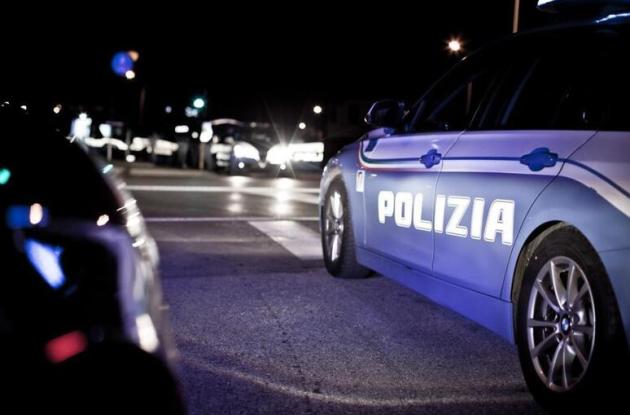 Bari, 22enne gambizzato in via Dante: chi ha sparato era in sella a uno scooter. Indaga la polizia Bari, 22enne gambizzato in via Dante: chi ha sparato era in sella a uno scooter. Indaga la polizia