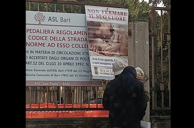 Bari, al San Paolo spuntano i cartelli contro l&rsquo;aborto. Il centro Ivg della Asl: &laquo;Adesso temiamo le aggressioni&raquo;