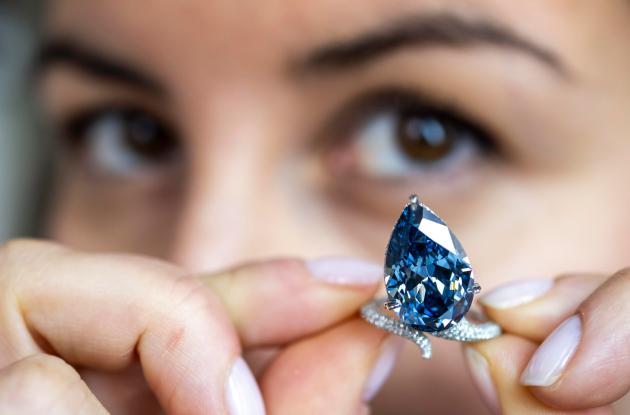 Venduto per 25 milioni di dollari il diamante 'Blu Mellon'