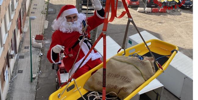 Lecce, un Babbo Natale speciale si cala dal tetto per portare doni ai bimbi del Fazzi