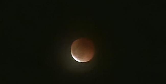 Eclissi di luna, il cielo tinto di rosso incanta la Puglia e conquista i social: pioggia di scatti