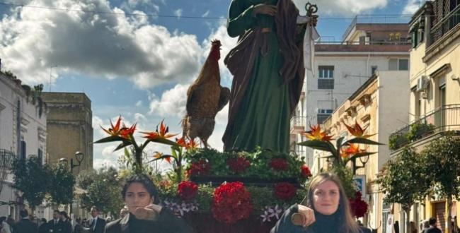 Due donne portatrici di una statua dei Misteri a Valenzano