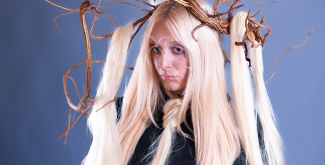 NON TOCCARE Artefatta pubblica &laquo;Deperita&raquo;: l&rsquo;alt-pop si fa organismo fragile tra cura e consumo