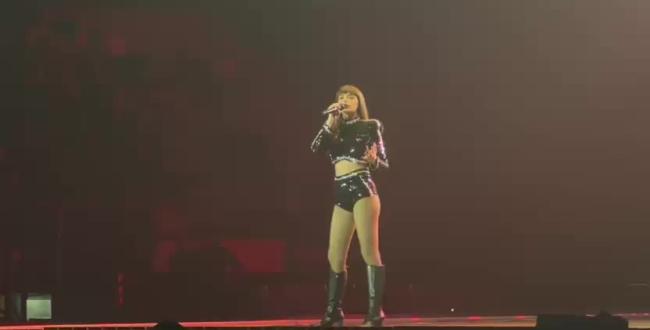 Annalisa accende Bari con uno show «di fuoco»: sogni, simboli e metamorfosi trascinano il PalaFlorio in un viaggio di energia